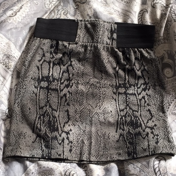 Guess Snake Print Skirt - Picture 2 of 2